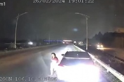 Clip: Nữ tài xế lái ô tô gặp tai họa vì hành động chuyển hướng cực kỳ nguy hiểm