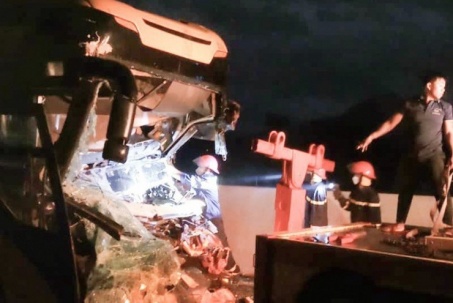 Xe khách tông xe tải trên cao tốc Nha Trang - Cam Lâm, 2 người tử vong