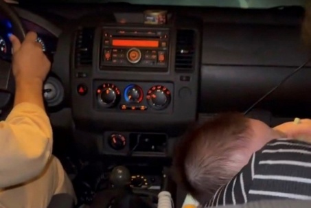 CSGT dùng xe đặc chủng đưa cháu bé 8 tháng tuổi đi cấp cứu