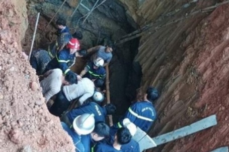 Cảnh sát PCCC và CNCH nỗ lực trục vớt thi thể 2 nạn nhân bị vùi lấp dưới giếng sâu