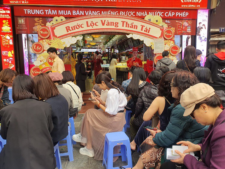 Hàng trăm khách hàng xếp hàng chờ giao dịch trong ngày Vía Thần Tài&nbsp;tuần trước.