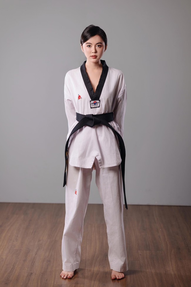 Cô nàng từng đạt những thành tích ấn tượng như:&nbsp;vô địch Taekwondo tỉnh Lâm Đồng ở 2 nội dung đối kháng và quyền, đạt đai&nbsp;đen Taekwondo...
