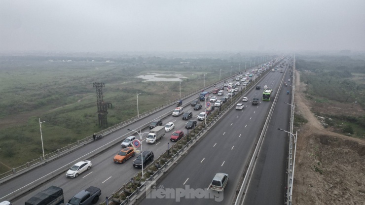 Lúc 10h30, cầu Vĩnh Tuy vẫn tắc dài, chiều ngược lại hướng ra Long Biên thì thông thoáng, các phương tiện thoải mái di chuyển.