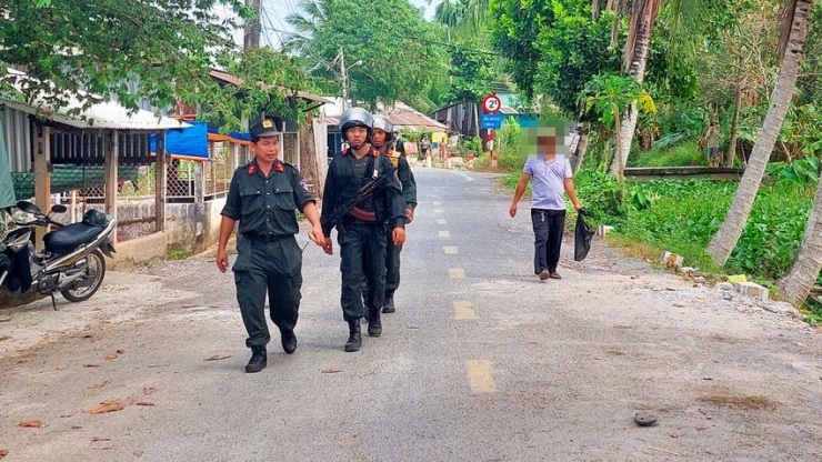 Lực lượng chức năng tiến hành truy tìm, vận động học viên trốn trại quay lại cơ sở cai nghiện. Ảnh: PLO.VN