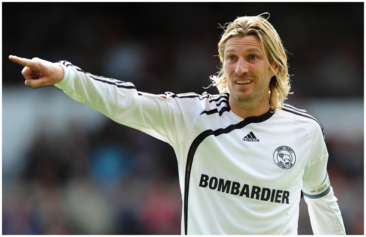 Robbie Savage là cựu cầu thủ bóng đá chuyên nghiệp của xứ Wales, anh hiện là chuyên gia bóng đá có tiếng. 
