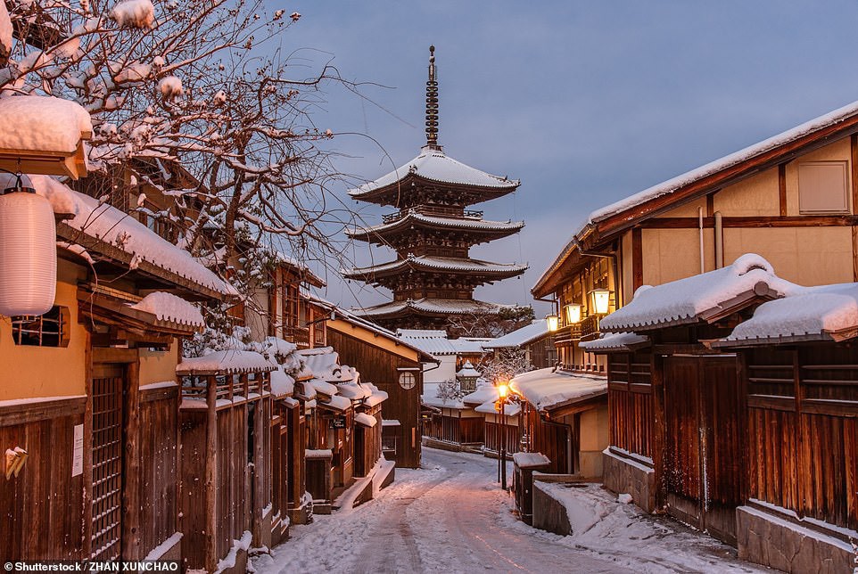 &nbsp;Con đường Sannenzaka đầy tuyết ở Kyoto, Nhật Bản, với đền Hokan-ji phía sau. Thời gian tuyết rơi thường từ đầu tháng 12 tới giữa tháng 3.