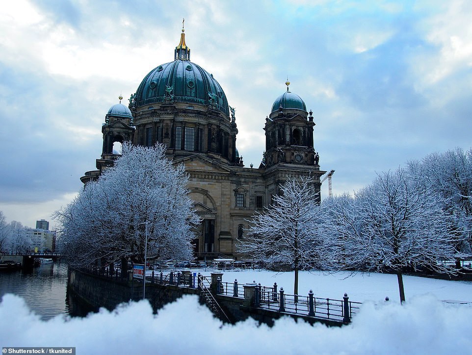 Nhà thờ Berlin, Đức hùng vĩ được bao quanh bởi tuyết.