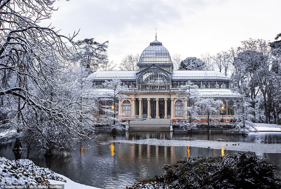 Bức ảnh mê hoặc này chính là Cung điện Thủy tinh ở Công viên El Retiro, thủ đô Madrid, Tây Ban Nha. Mùa đông ở đây thỉnh thoảng mới có tuyết rơi.