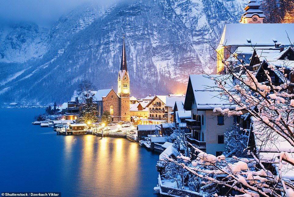 Ẩn mình trong vùng Salzkammergut của Áo là ngôi làng đẹp nhất thế giới – Hallstatt. Nơi này được cho là lấy cảm hứng cho Arendelle trong loạt phim Frozen của Disney.