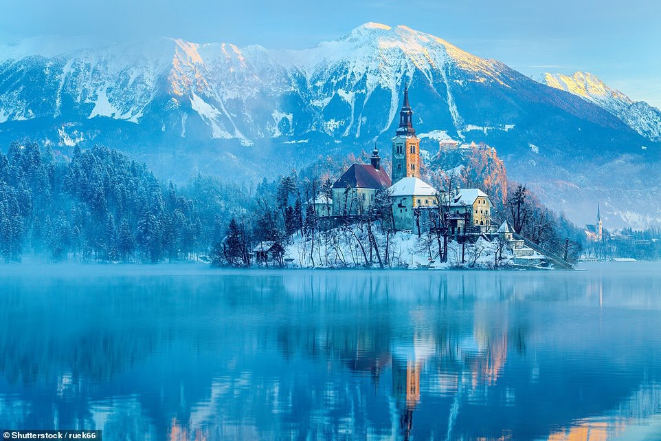 Đây là địa điểm mang tính biểu tượng trên đảo Bled ở Slovenia, phía sau là dãy núi Julian Alps. Nơi này rất hút các cặp đôi tới hưởng tuần trăng mật.