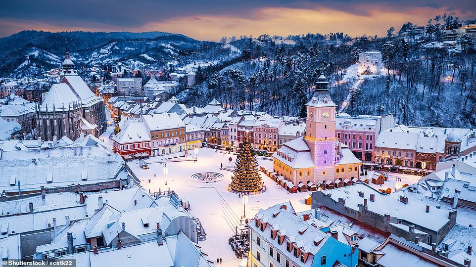 &nbsp;Bức ảnh chụp trung tâm lịch sử của Braşov, Romania, phủ đầy tuyết. Đây là địa điểm hấp dẫn cho kỳ nghỉ đông.