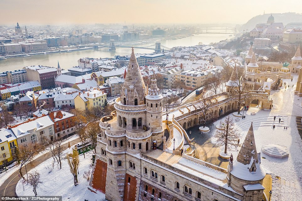 Đây là cái nhìn toàn cảnh về tượng đài Fisherman's Bastion ở Budapest phủ đầy tuyết.&nbsp;Thành phố tuyệt đẹp của Hungary này thường có nhiệt độ dưới 0 độ C trong những tháng mùa đông.