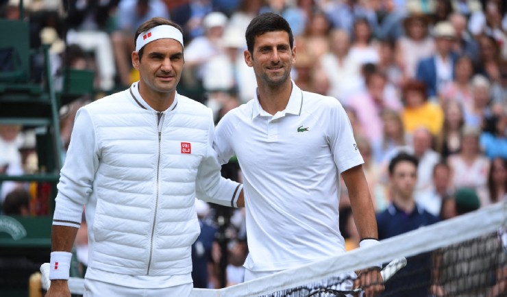 Federer (trái) tuyệt vời nhất vào những năm đầu 2000, Djokovic (bên phải) là "Gã khổng lồ" năm 2011