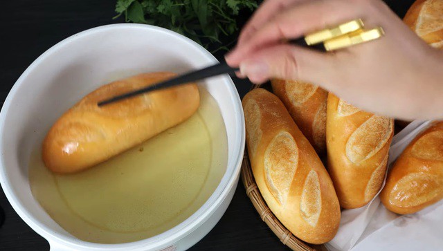 Bánh mì trước khi làm được sẽ được chiên hoặc áp chảo