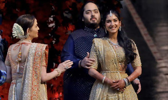 Anant Ambani và Radhika Merchant tại lễ đính hôn. (Ảnh: Reuters)