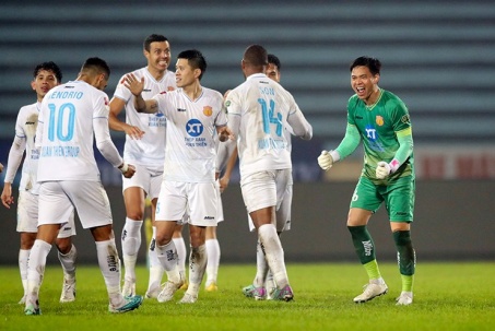 Nam Định trên đỉnh V-League: Cup chưa biết bao giờ về, hãy cứ vui đi đã