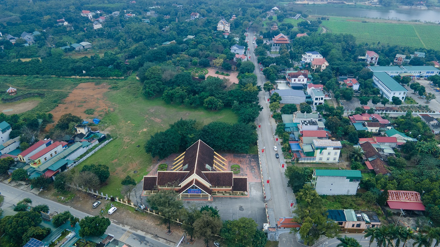 Nhà máy in tiền đầu tiên của Việt Nam nằm ở đồn điền Chi Nê (giai đoạn 1946 - 1947), nay thuộc xã Cố Nghĩa, huyện Lạc Thủy, tỉnh Hòa Bình.&nbsp;Năm 2007, Nhà máy in tiền này được Bộ Văn hóa - Thể thao và Du lịch xếp hạng di tích cấp Quốc gia. Năm 2014, khu di tích lịch sử này được trao kỷ lục Việt Nam là Nhà máy in tiền đầu tiên.