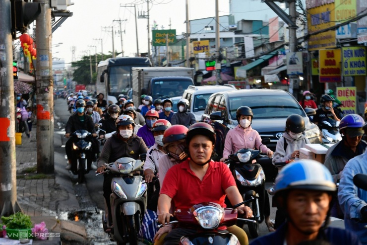 Dự kiến giữa tháng 3, chủ đầu tư khởi công ba gói thầu xây lắp đoạn mở rộng quốc lộ 50 hiện hữu dài gần ba km đến giáp với tỉnh Long An. Ban Giao thông cho biết, đoạn mở rộng quốc lộ hiện hữu, phần lớn mặt bằng đã được các hộ dân ký biên bản bàn giao.&nbsp;Dự án mở rộng quốc lộ 50 hoàn thành trong năm 2025 kết nối khu vực cửa ngõ phía nam thành phố với cao tốc Bến Lức - Long Thành. Cùng với Vành đai 3, dự án giúp TP HCM kết nối tỉnh Long An và các tỉnh miền Tây.