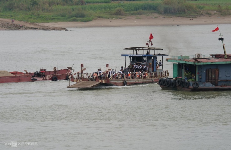 Do nằm ở bãi bồi giữa sông Hồng, mùa nước lên, cả xã bị cô lập, việc đi lại phụ thuộc vào thuyền, phà. Xã Minh Châu hiện không có trường THPT nên hàng ngày khoảng 400 học sinh phải đi phà qua sông Hồng để đến trường ở trung tâm huyện Ba Vì.