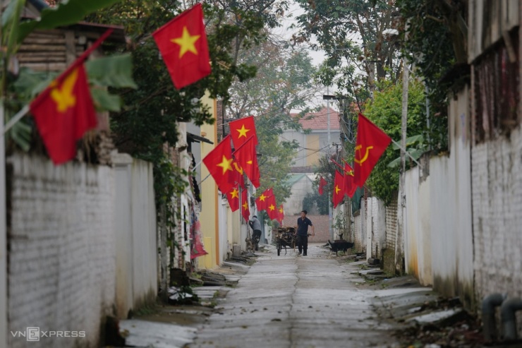 5 năm gần đây, các tuyến đường quanh xã được bêtông hóa. Trước đó các hộ dân chăn nuôi thường xả thải ra đường, đi tới đâu cũng có mùi xú uế. Nay các tuyến đường đã có thùng rác, cống có nắp giảm thiểu ô nhiễm.