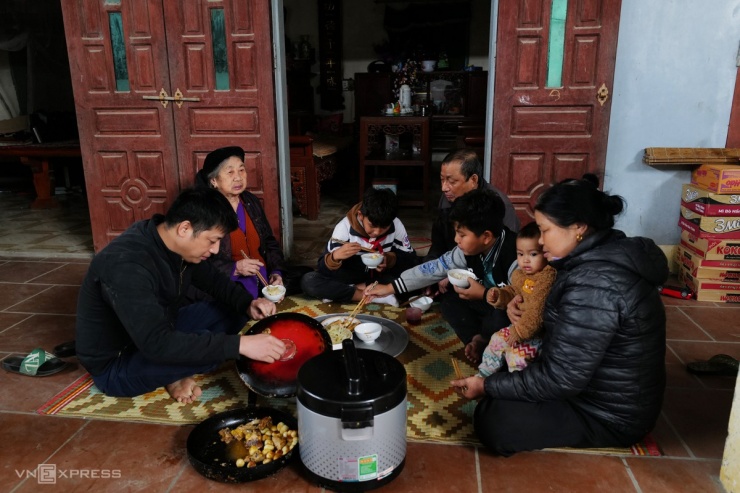 Gia đình có 5 đời ở xã đảo Minh Châu, bà Nguyễn Thị Thanh cho biết đời sống của người dân những năm gần đây được cải thiện nhiều. Những năm trước vào mùa mưa lũ, nhiều khu vực chìm trong lũ, xã bị cô lập hoàn toàn. Sau khi thượng nguồn xây dựng các đập thủy điện, tình trạng ngập lụt ít đi, cuộc sống người dân bớt khó khăn.