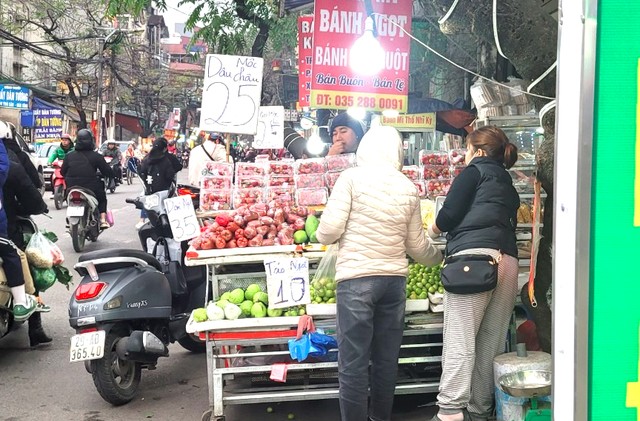 Dâu tây Mộc Châu - Sơn La được quảng cáo với giá 25.000 đồng/hộp trên khắp các phố ở Hà Nội