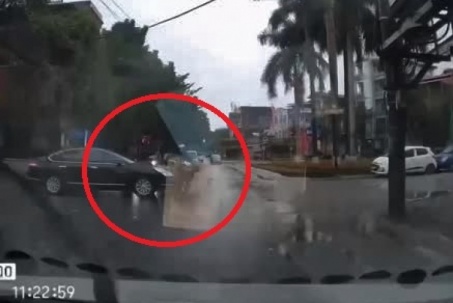 Clip: Vội vàng tạt đầu ô tô nữ tài xế điều khiển, lái xe máy gặp ngay tai họa