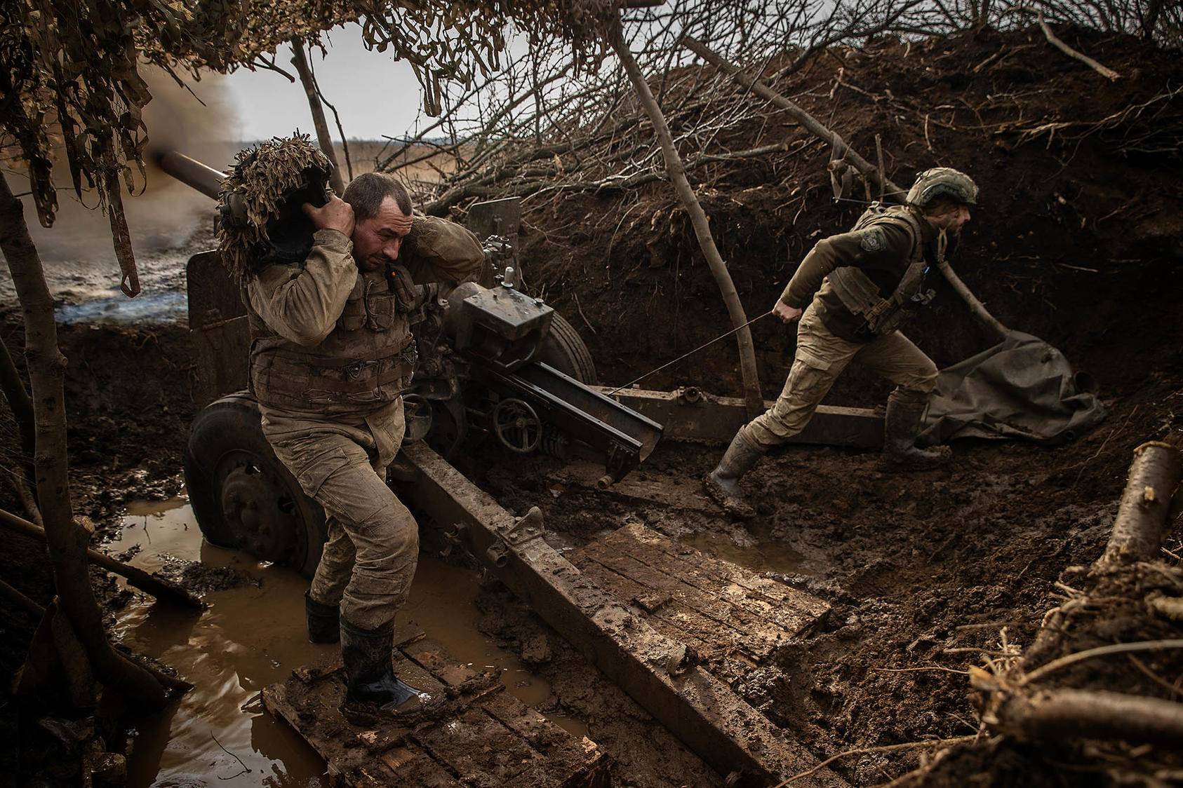 Binh sĩ Ukraine nã pháo gần Avdiivka (ảnh: Reuters)