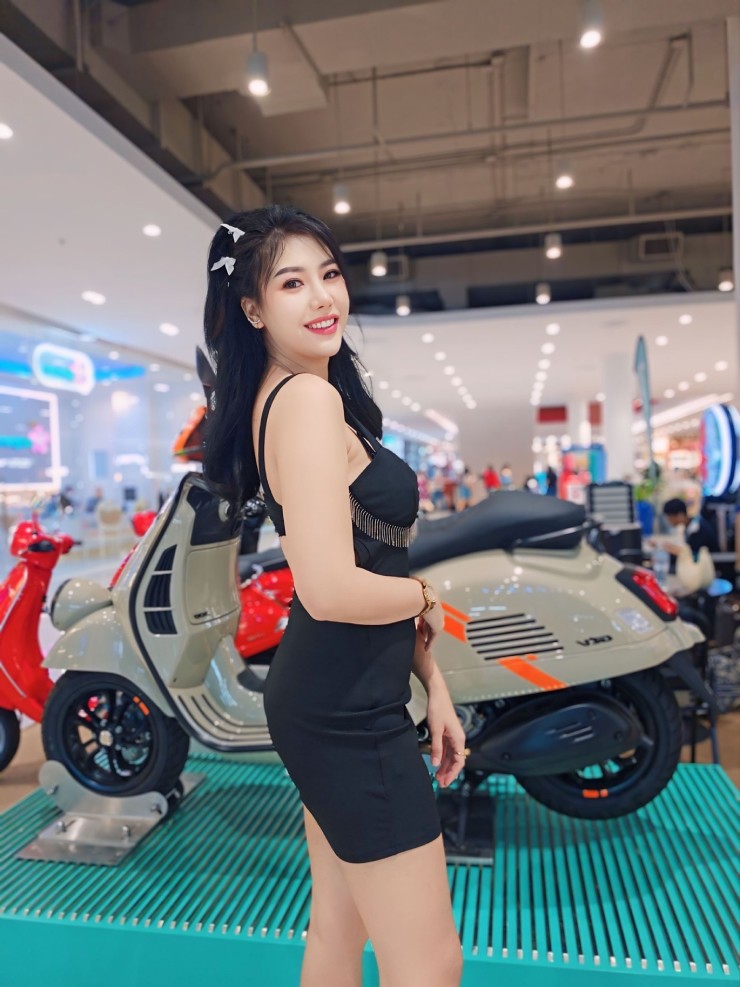 Khoe vai trần nắng nõn nà bên xe tay ga hạng sang của Vespa. 
