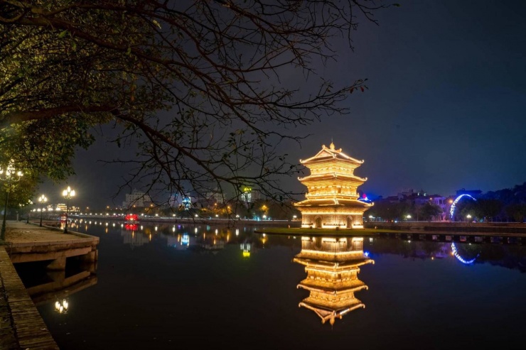 Toà tháp được xây dựng bằng đá Granite đỏ với lối kiến trúc mang đậm nét văn hóa chùa chiền cổ Việt Nam, vào ban đêm khi ánh đèn lên nơi đây như một tiên cảnh.