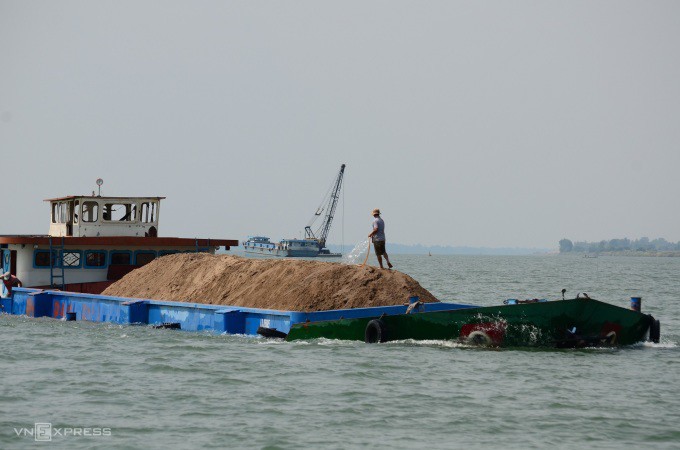 Khai thác cát trên sông ở đồng bằng sông Cửu Long. Ảnh: Ngọc Tài