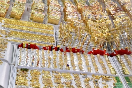 Giá vàng hôm nay 2/3: Tăng "bốc đầu", vàng SJC xô đổ kỉ lục, áp sát 81 triệu đồng