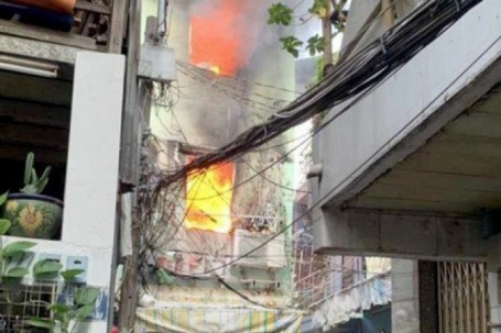 Nhà 3 tầng trong hẻm ở TPHCM bùng cháy dữ dội