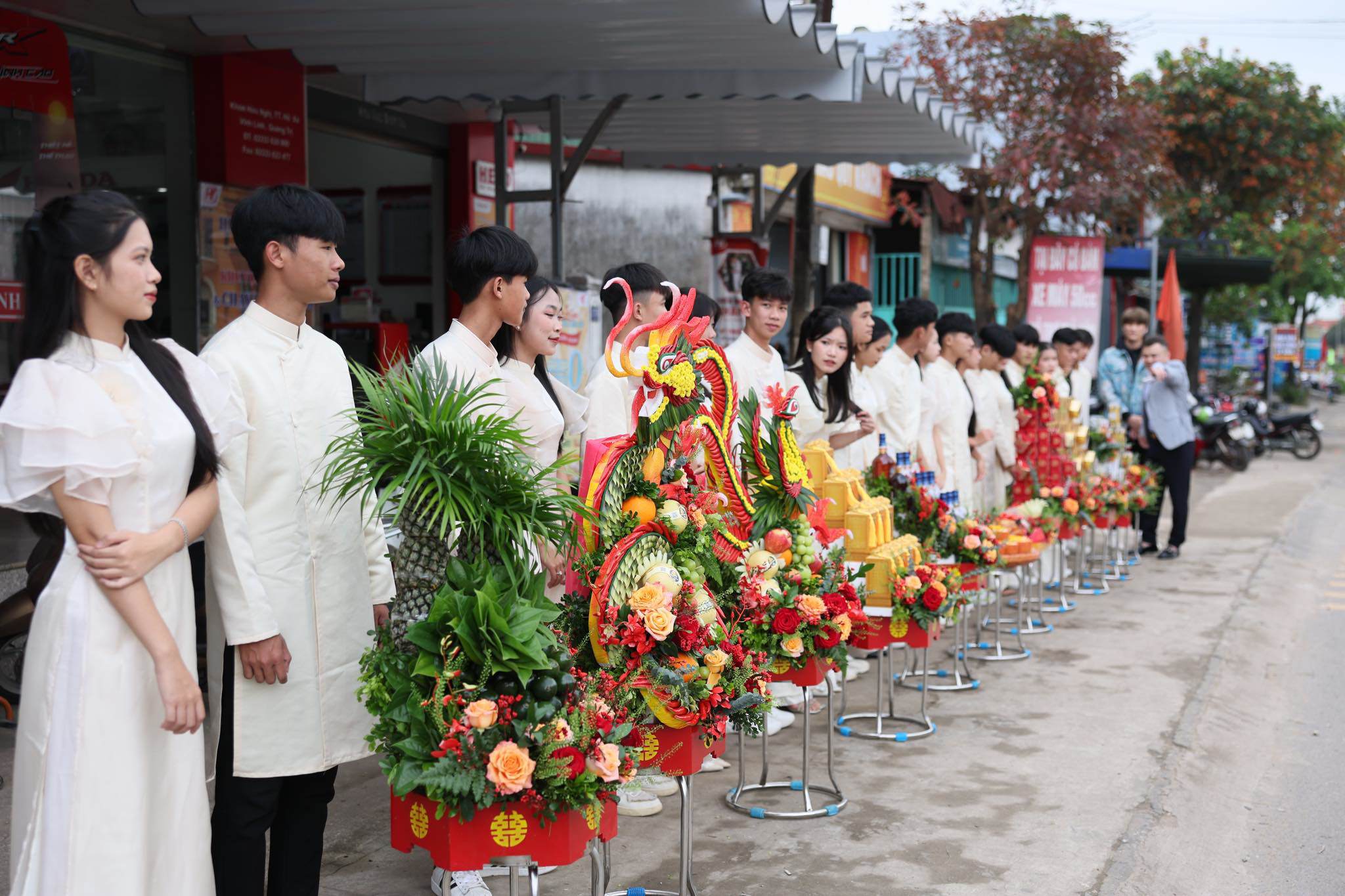 Dàn phù dâu, phù rể bê tráp trong đám hỏi