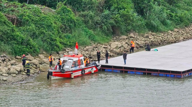 Lực lượng chức năng tìm kiểm tung tích 4 mẹ con người phụ nữ. Ảnh: P.D.