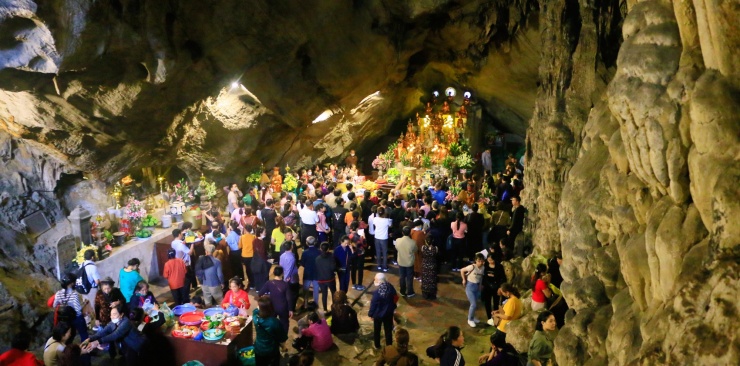 Dịp đầu năm có hàng vạn du khách ghé thăm động Hương Tích