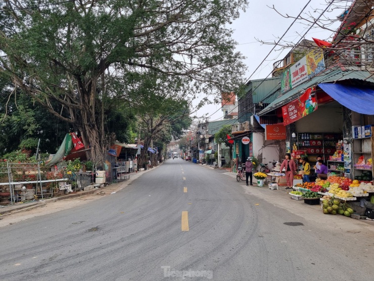 Ông Huy kể, những năm trước vào những ngày trước và sau Tết Nguyên đán, trên các con đường này luôn nhộn nhịp người đi lại, xe cộ tấp nập ra vào chở gạo, rượu. Nhưng giờ đây, làng nghề đang đứng trước nguy cơ mai một.