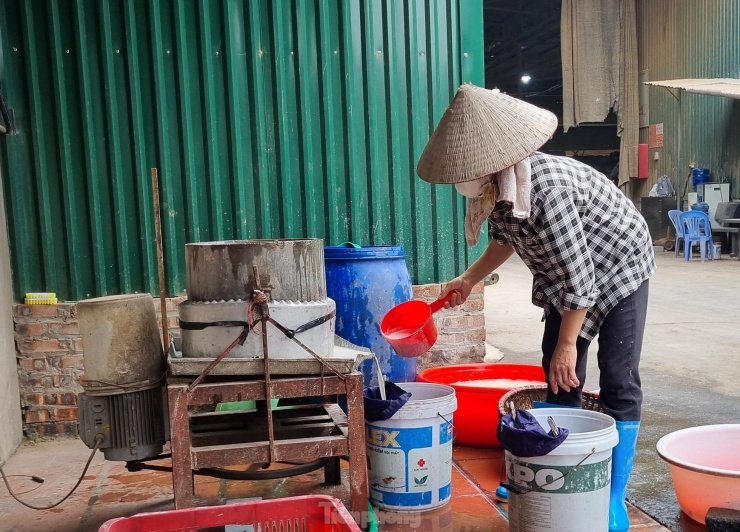 Ông Huy cho biết, rượu Phú Lộc được lên men bằng loại men truyền thống của cụ tổ nghề để lại. Men được làm từ gạo xay, phối trộn với 21 loại thảo dược như: Quế, hồi, cam thảo, cát cánh, xuyên khung…