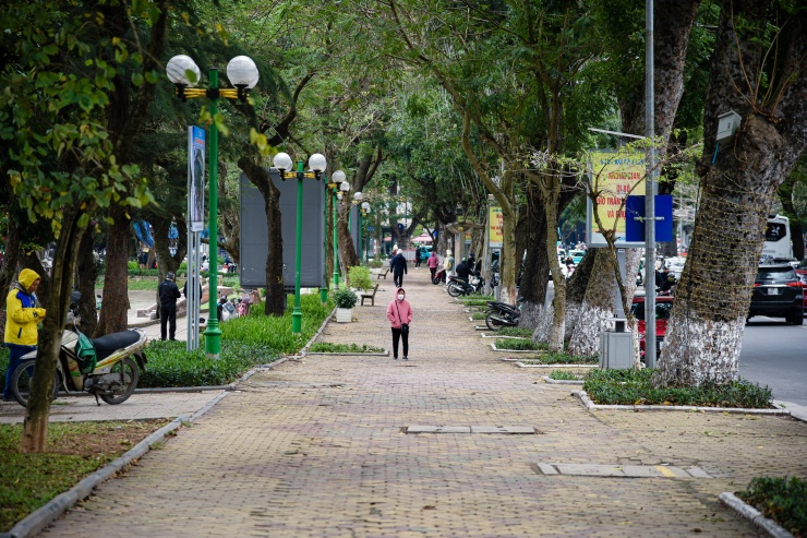 Xung quanh Hồ Thiền Quang, các tuyến đường đều có lòng đường, vỉa hè rộng, cây xanh bóng mát