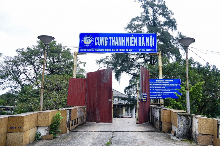 Cung Thanh Niên có vị trí tại số 37 Trần Bình Trọng là một trong những công trình được tách thành dự án riêng để cải tạo, dù nằm trong tổng thể khuôn viên hồ Thiền Quang