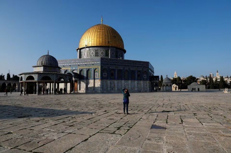 Du khách tại khu vực nhà thờ Al Aqsa nằm trong một khu phức hợp được người Do Thái gọi là Núi Đền. Ảnh: REUTERS