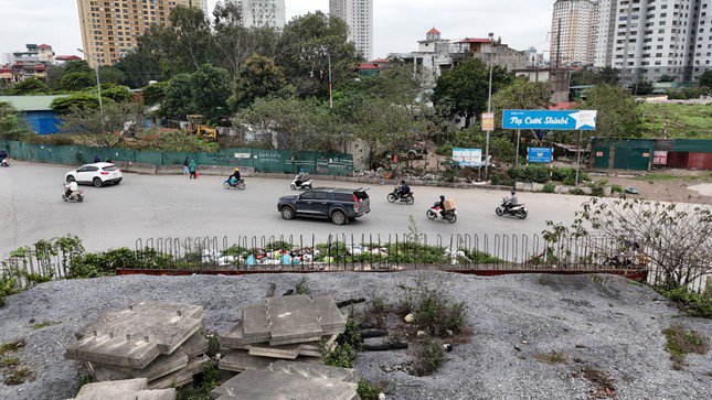 Hiện trạng xuống cấp và hoang hóa đang diễn ra nhanh chóng tại dự án dang dở này.