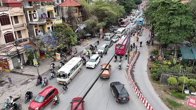 Trong khi đó, đường 70 giao cắt với đại lộ Chu Văn An thường xuyên xảy ra tình trạng ùn ứ vào bất cứ thời điểm nào trong ngày.