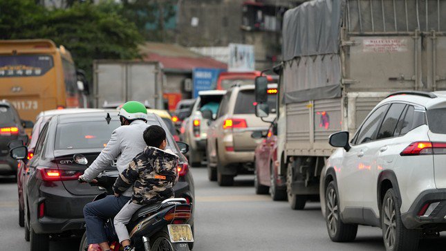 Tuy nhiên tình trạng ùn tắc vẫn thường xuyên diễn ra do xung đột giao thông từ con đường thắt cổ chai và uốn lượn.