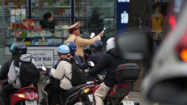 Vào khung giờ cao điểm, lực lượng CSGT luôn phải gồng mình để phân luồng giao thông.