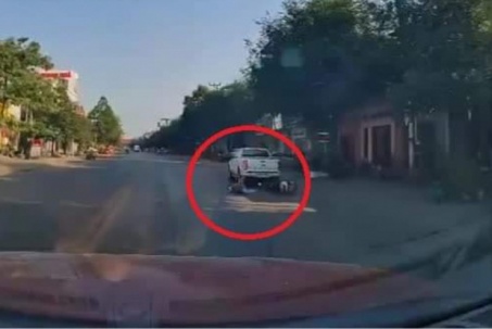 Clip: Nữ tài xế đi xe Lead ngã dúi dụi vì phanh gấp, xe văng vào ô tô bán tải