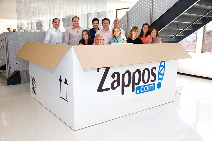 Năm 2006, Hsieh được đưa lên làm CEO&nbsp;Zappos.&nbsp;Năm 2009, website mua sắm lớn nhất thế giới Amazon đã thâu tóm Zappos với giá 1,2 tỷ USD,&nbsp;Tony Hsieh vẫn&nbsp;tiếp tục giữ chức vụ CEO.
