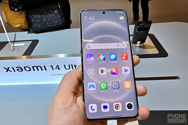 Xiaomi 14 Ultra là một thiết bị nặng.&nbsp;Máy có màn hình lớn - kích cỡ&nbsp;6,73 inch&nbsp;và pin&nbsp;5.000 mAh. Kích thước thân máy lần lượt là 161,4 x 75,3 x 9,2 mm&nbsp;và nặng tới&nbsp;230 g.&nbsp;
