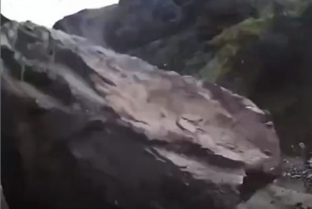 Xe tải bất ngờ bị tảng đá khổng lồ từ trên đồi rơi trúng