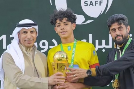 Con trai Ronaldo nâng cúp vô địch tại Saudi Arabia, dân mạng khen hơn bố